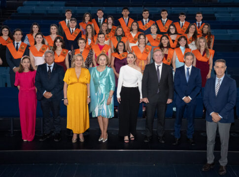 La presidenta de la Junta destaca el talento de los jóvenes graduados y reivindica una Extremadura que genere oportunidades para desarrollar su futuro