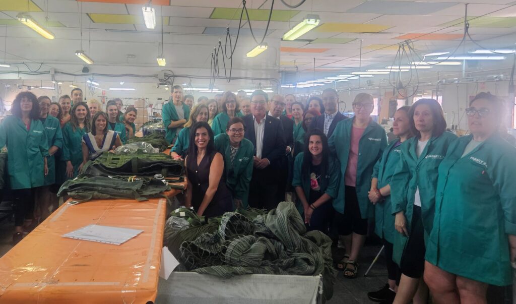 El consejero de Economía visita la empresa Parafly, ejemplo del potencial de la industria de defensa para generar empleo e innovación en el medio rural