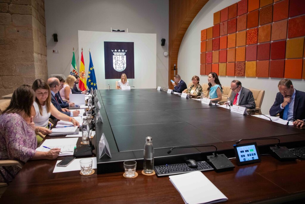 La Junta aprueba la construcción de un centro residencial en Torrejoncillo y completa el nuevo modelo de atención a personas mayores