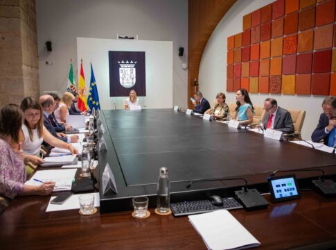 La Junta aprueba la construcción de un centro residencial en Torrejoncillo y completa el nuevo modelo de atención a personas mayores