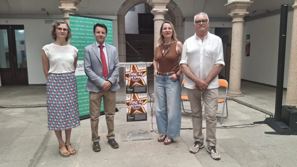 El secretario general de Cultura ensalza la labor que lleva a cabo AUPEX con su programa de Cine de Verano que comienza este miércoles