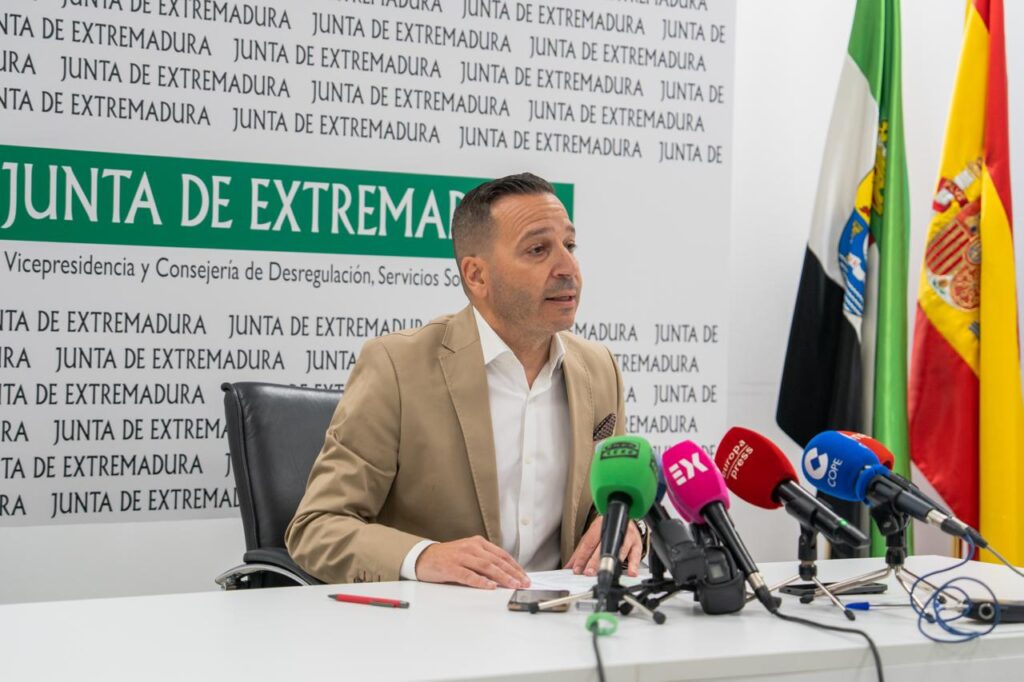 El vicepresidente Óscar Fernández Calle informa de que el 18% de los MENAS de Extremadura tienen familiares en otras regiones de España