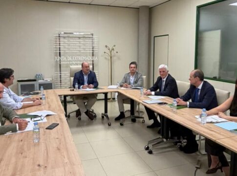 La Junta y Agroseguro consideran prioritario mejorar los seguros de la cereza para optimizar coberturas y adaptarlas a las necesidades del sector