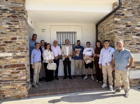 La Junta de Extremadura entrega las llaves de dos viviendas de promoción pública en Toril