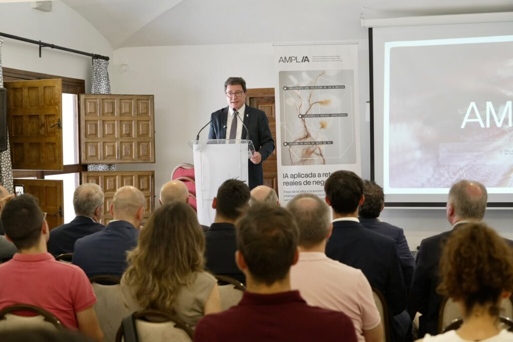 La Junta de Extremadura impulsa la transformación digital de doce empresas con el programa AMPLIA y anuncia una nueva edición para finales de año