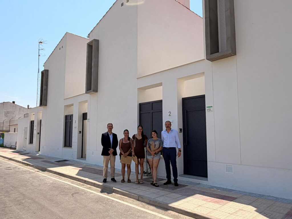 La Junta entrega cuatro viviendas de promoción pública en Robledillo de Trujillo y sigue avanzando en su apuesta por el medio rural