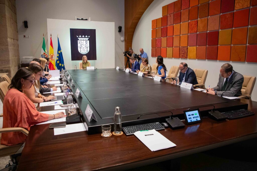 La Junta de Extremadura destina 12,7 millones de euros en ayudas para atender a colectivos vulnerables