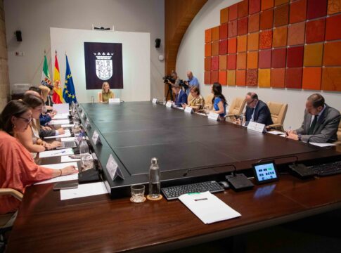 La Junta de Extremadura destina 12,7 millones de euros en ayudas para atender a colectivos vulnerables