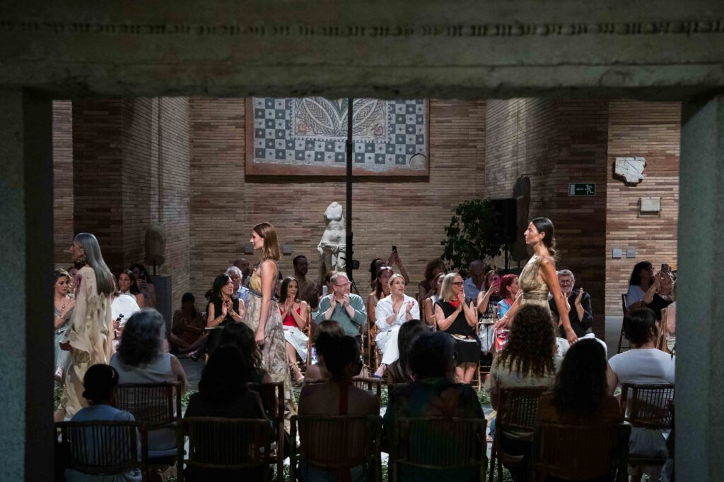 La presidenta de la Junta asiste a la presentación de la colección de moda sostenible ‘Micropaisajes’ en el Museo Nacional de Arte Romano de Mérida