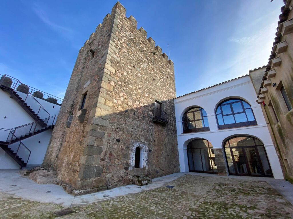 La rehabilitación de la Casa Fuerte de la Encomienda de Valencia del Ventoso, semifinalista en los premios ‘Europa Se Siente’ 2026