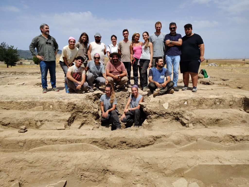 Los participantes en el curso de Arqueología celebrado en Regina concluyen su formación tras tres semanas de excavación