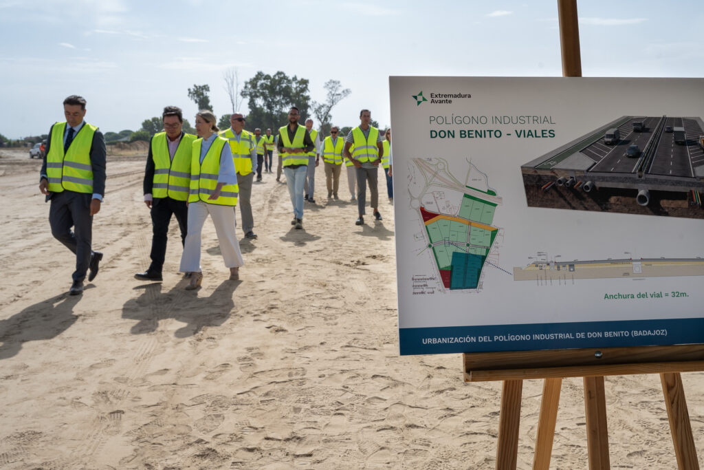 Guardiola visita las obras del Polígono Industrial de Don Benito, primera gran inversión en suelo industrial de la Junta en el municipio