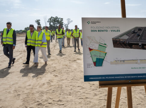 Guardiola visita las obras del Polígono Industrial de Don Benito, primera gran inversión en suelo industrial de la Junta en el municipio