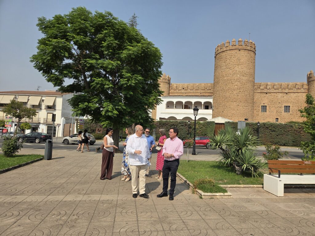 La Junta destina 125.000 euros a la mejora de las zonas comerciales y del recinto ferial de Zafra y prevé una nueva inversión de 200.000 euros en 2026