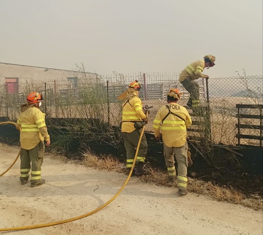 La Junta de Extremadura duplica su despliegue de apoyo a la extinción del incendio de Ávila y Madrid