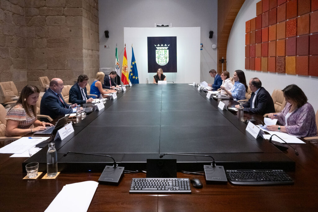 El Consejo de Gobierno aprueba 85 millones de euros en inversiones en servicios públicos relacionados con la salud, los cuidados, las carreteras y el empleo