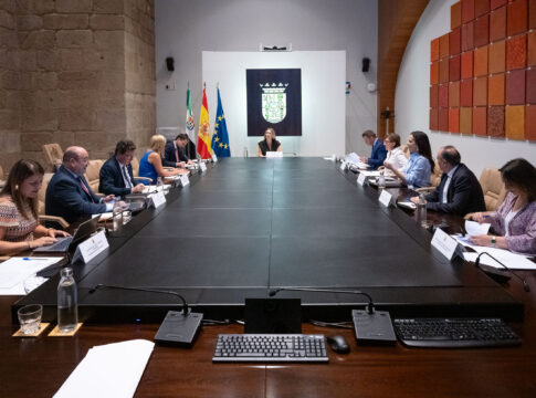 El Consejo de Gobierno aprueba 85 millones de euros en inversiones en servicios públicos relacionados con la salud, los cuidados, las carreteras y el empleo
