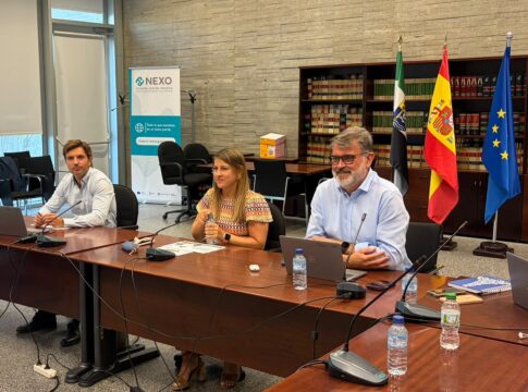Educación asegura que la reunión para mejorar las condiciones de los docentes «ha sido productiva» y que «estamos esperanzados» en llegar a un acuerdo