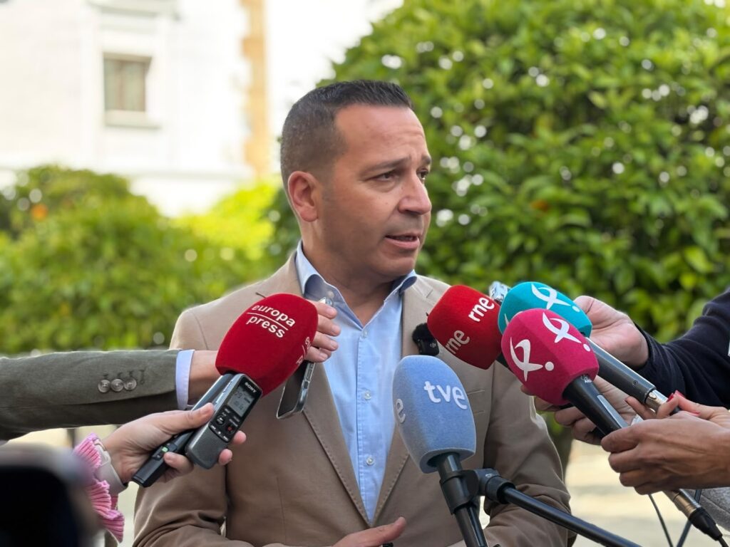 El vicepresidente Fernández Calle ordena revisar las ayudas y convenios ante la posible llegada a Extremadura de inmigrantes trasladados desde Ceuta