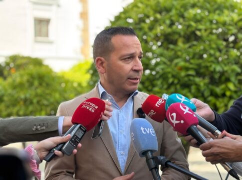 El vicepresidente Fernández Calle ordena revisar las ayudas y convenios ante la posible llegada a Extremadura de inmigrantes trasladados desde Ceuta