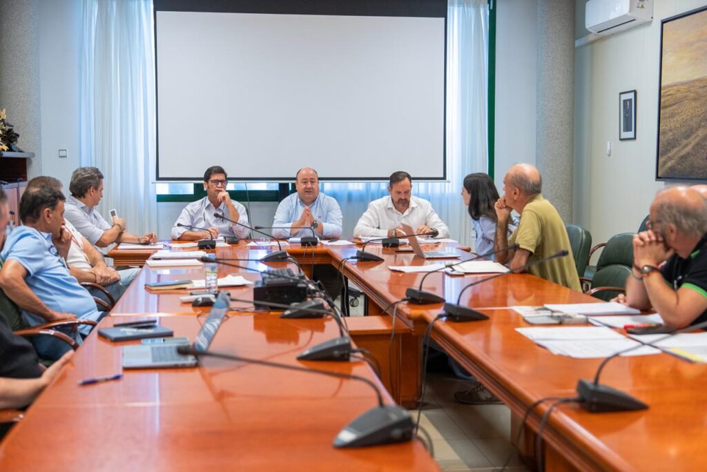 La Consejería de Agricultura y la Comunidad de Regantes de Jarandilla de la Vera avanzan en las soluciones provisional y definitiva tras la rotura de la balsa Maricana