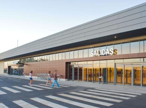 La Junta de Extremadura destina más de 14 millones de euros a garantizar las conexiones aéreas entre Badajoz, Madrid y Barcelona