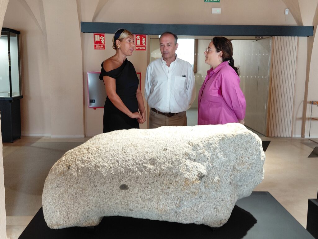 El Museo de Cáceres expone el verraco geminado recuperado en el embalse de Valdecañas