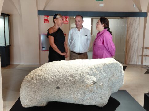 El Museo de Cáceres expone el verraco geminado recuperado en el embalse de Valdecañas