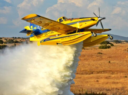 La Junta de Extremadura refuerza con dos aviones anfibios su ayuda en la extinción del incendio de la provincia de Huelva