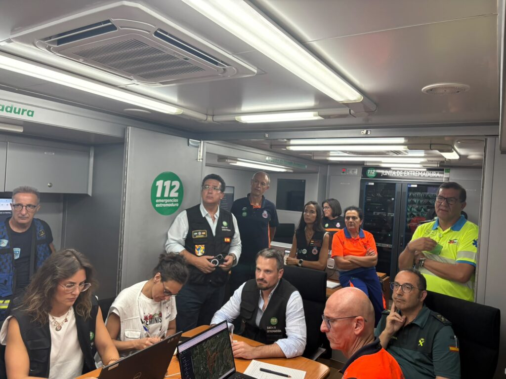 La Junta de Extremadura mantiene la declaración de la situación Operativa 2 del Plan Infocaex por el incendio de Pinofranqueado, en el que han trabajado 150 efectivos durante la noche