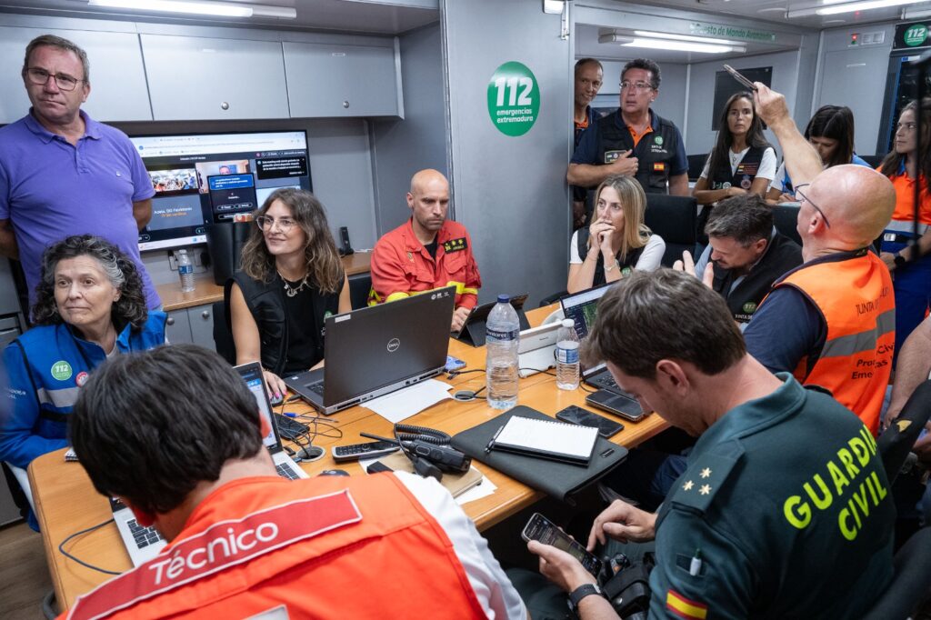 La Junta de Extremadura mantiene a once alquerías evacuadas y el confinamiento de Nuñomoral por el incendio de Las Hurdes, que ha quemado 3.700 hectáreas de pinar