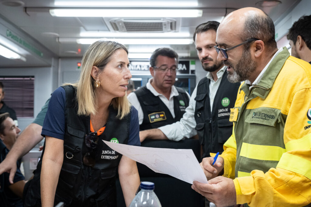 La Junta de Extremadura levanta la evacuación de tres alquerías por el incendio de las Hurdes que ya ha calcinado 4.800 hectáreas