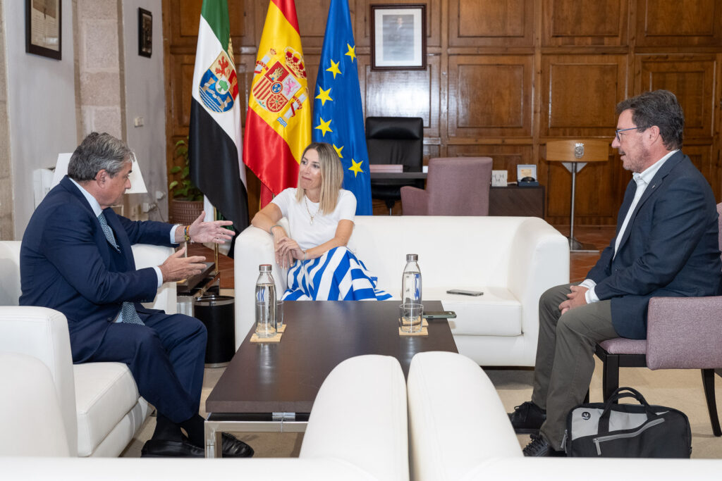 La Junta y la Cámara de Comercio de Cáceres refuerzan su colaboración para impulsar la formación digital y la transformación tecnológica de las empresas