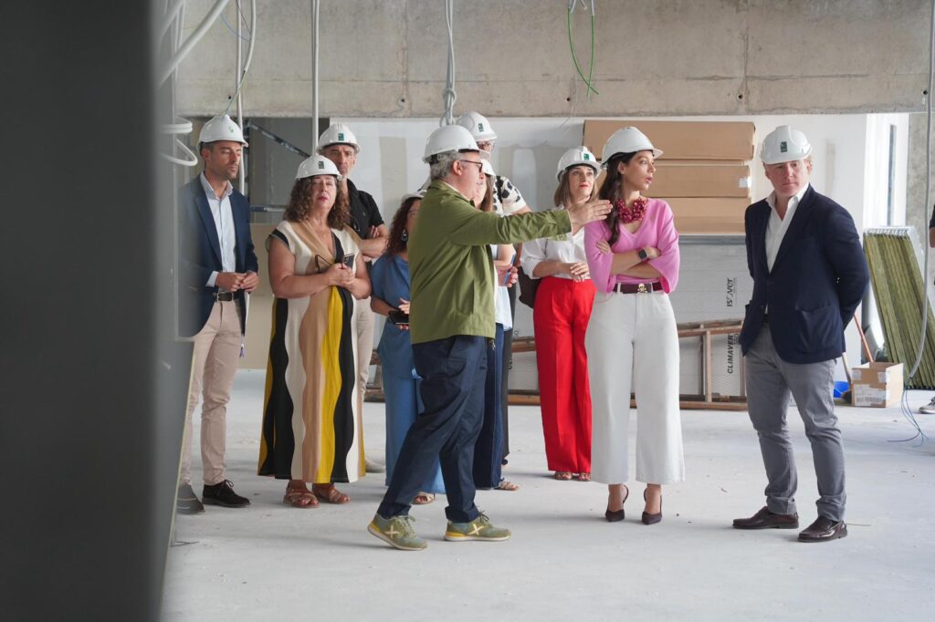 Gª Espada visita la obra del Palacio de Congresos para el traslado temporal del centro de salud Los Pinos, ejecutada al 50 por ciento