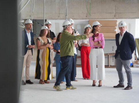 Gª Espada visita la obra del Palacio de Congresos para el traslado temporal del centro de salud Los Pinos, ejecutada al 50 por ciento